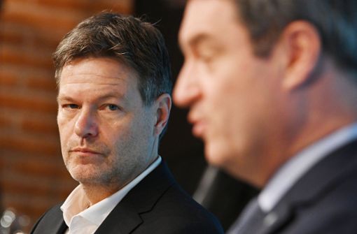 Skeptischer Blick auf den Gastgeber: Klimaschutzminister Robert Habeck (Grüne, links) und Ministerpräsident Markus Söder (CSU). Foto: dpa/Tobias Hase