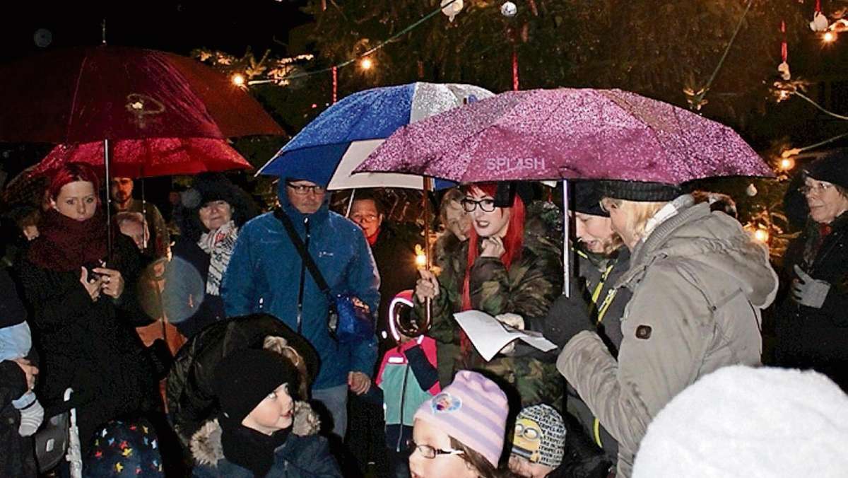Selb: Fröhliche Regenschirmparty zum Advent