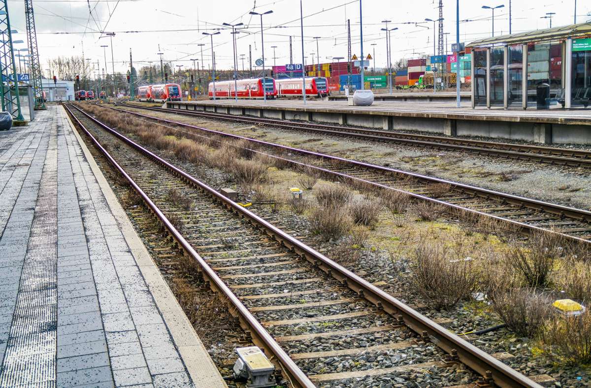 Stille herrscht am Montag auf dem Hofer Hauptbahnhof – die leeren Züge warten auf auf Abstellgleisen. Foto: Keltsch