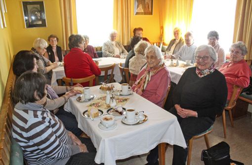 Sie wollen auch nach der Auflösung ihre monatlichen Treffen fortsetzen: die Damen des Hausfrauenvereins um ihre Vorsitzende Gertraud Sturm (vorne rechts). Foto:  