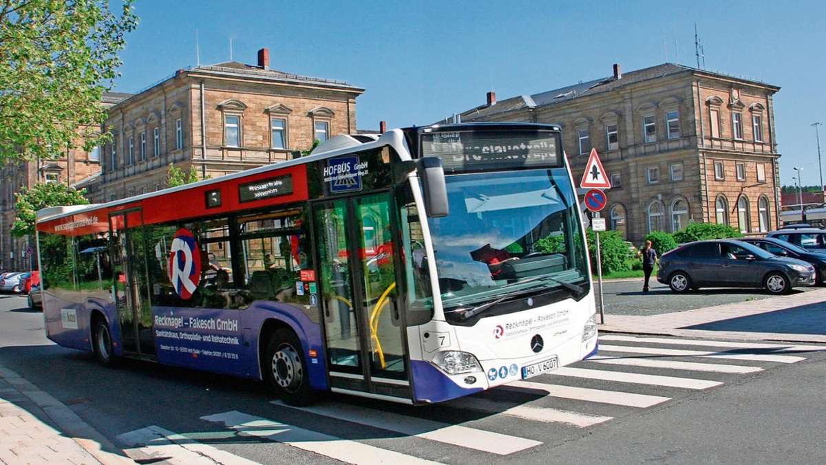 Hof: Stadtbus und Auto stoßen zusammen