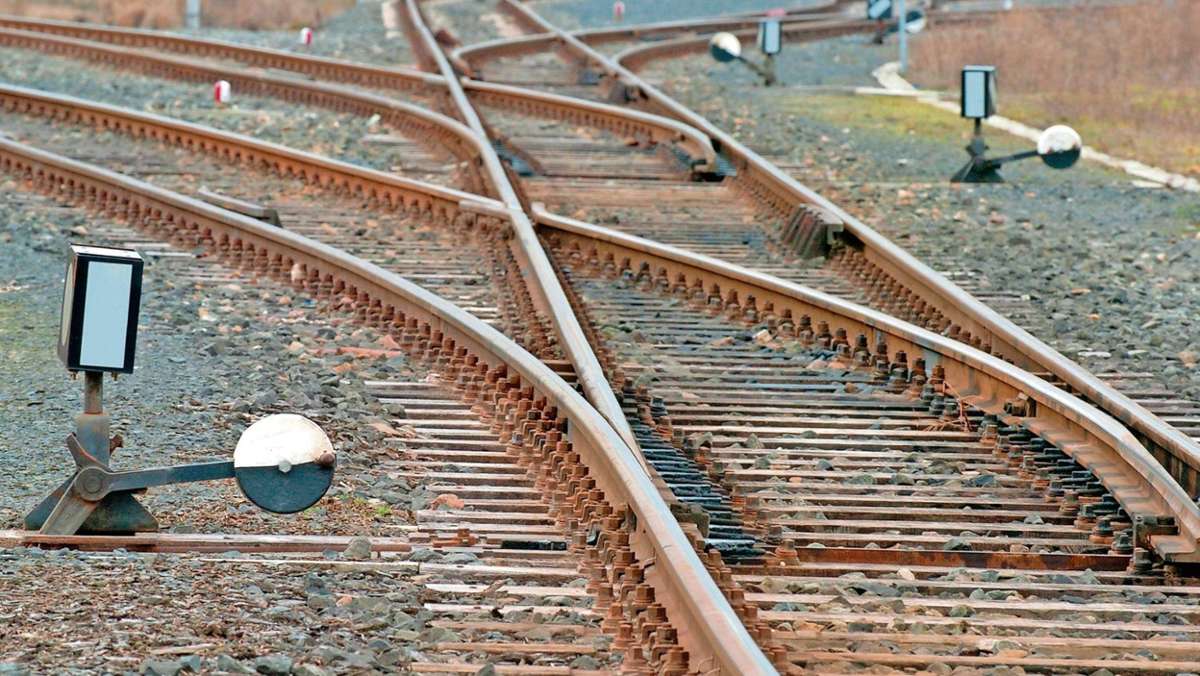 Hof: Strecke Hof-Plauen: Mann von Zug überrollt und getötet