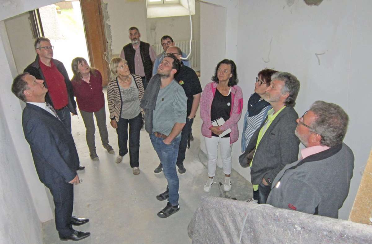 Die Mitglieder des Stadtrats Hohenberg um Bürgermeister Jürgen Hoffmann (links) begutachteten die Fortschritte beim Bau des neuen Gemeinschaftshauses. Foto: /Gisela König