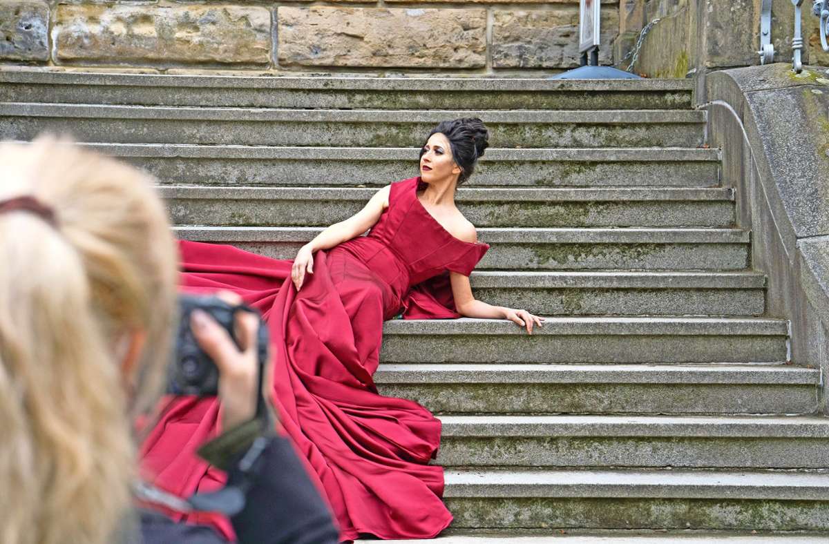 Auf der Treppe vor dem Haus Theresienstein gibt Sängerin Lisette Oropesa die Märchenhafte. Foto: /privat/Liancary