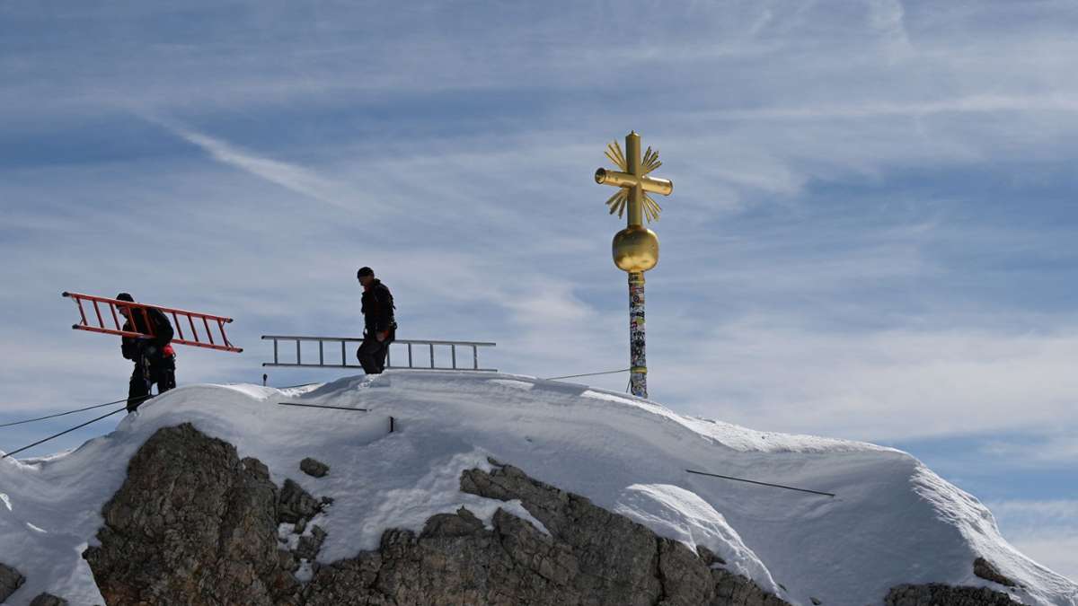 Zugspitze: Reparatur in luftiger Höhe: Gipfelkreuz wieder vollständig