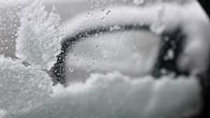 Vier Unfälle auf A9 und A72: Mit Sommerreifen zu schnell bei Schneeglätte