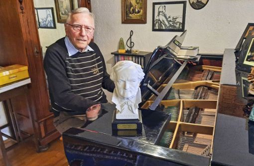 Siegfried Schrickers Leidenschaft ist die Musik. Außerdem ist er ein großer Wagner-Fan. Am heutigen Samstag wird der frühere Arzberger Rektor und Kantor 90 Jahre alt. Foto: Christl Schemm