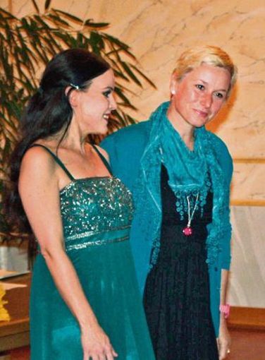 Nach dem Gesprächs-Konzert gab es reichlich Beifall für die starken Frauen Agnes Krumwiede (links) und Elisabeth Scharfenberg. Foto: Scharf