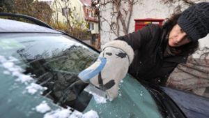 Beim Eiskratzen: Auto macht sich selbstständig