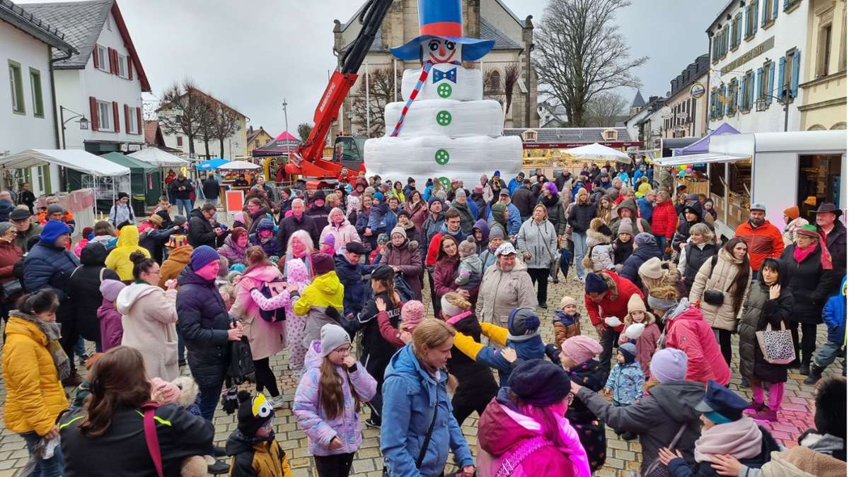 Auch ohne Schnee feierten sie in Bischofsgrün am Rosenmontag 2024 ein beeindruckendes Schneemannfest.