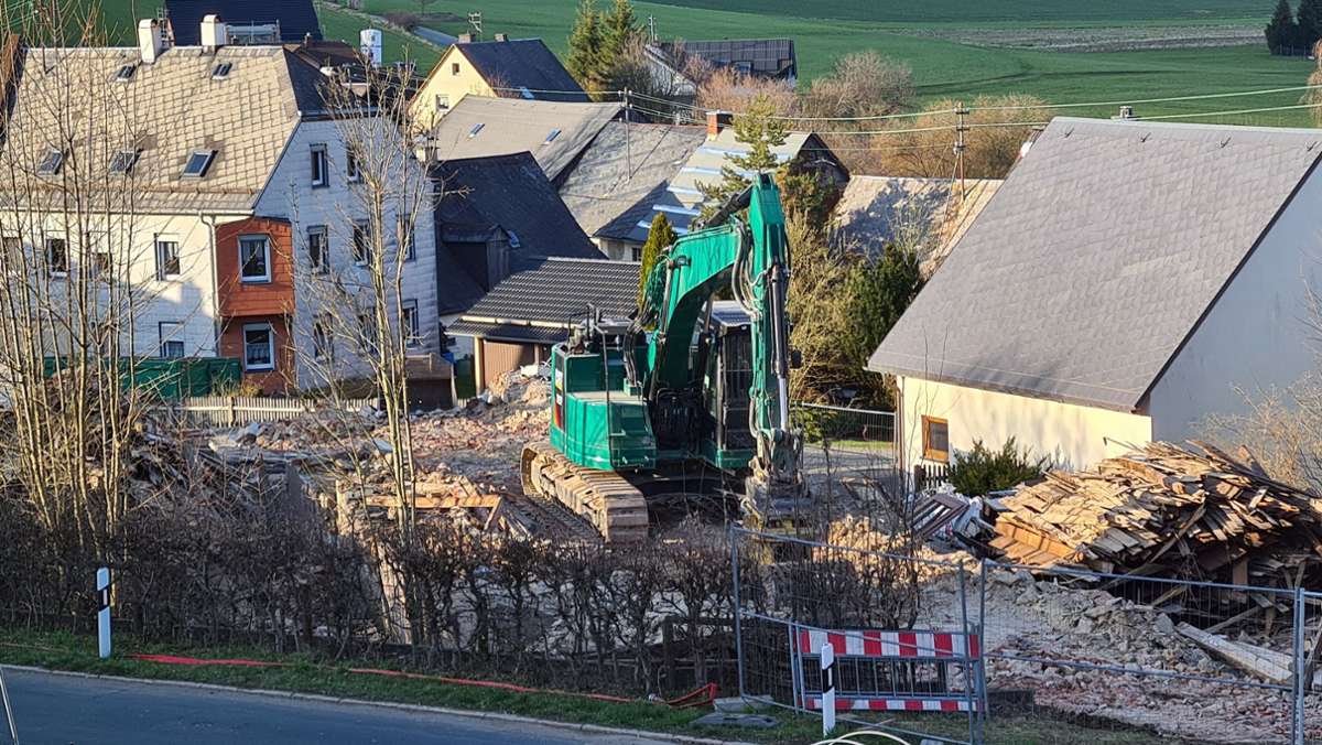 Bagger rollt in Kleinschwarzenbach: Dorferneuerung nimmt Fahrt auf