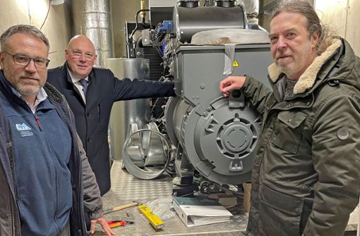 Informieren sich über den Ausbau des Heizkraftwerks in der Realschule (von links): Markus Brand, Oberbürgermeister Oliver Weigel und Gerald Hoch. Foto: Herbert Scharf
