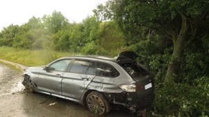 Zwei Schwerverletzte: BMW fliegt über Lärmschutz von der A9