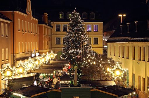 Er wird leuchten, aber nicht mehr so lange: Die Weihnachtsbaum und die Beleuchtung werden  nun von 6 bis 8 Uhr und von 16 bis 22.30 Uhr angeschaltet. Foto: Andreas Godawa/Archiv