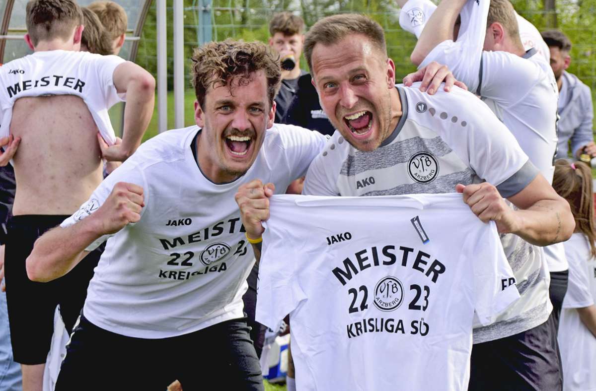 Florian  Graf (links) und Martin Brunner zeigen, was Sache ist: Der VfB Arzberg hat den Titel und den Aufstieg in der Tasche.Foto: Thomas Schrems Foto:  