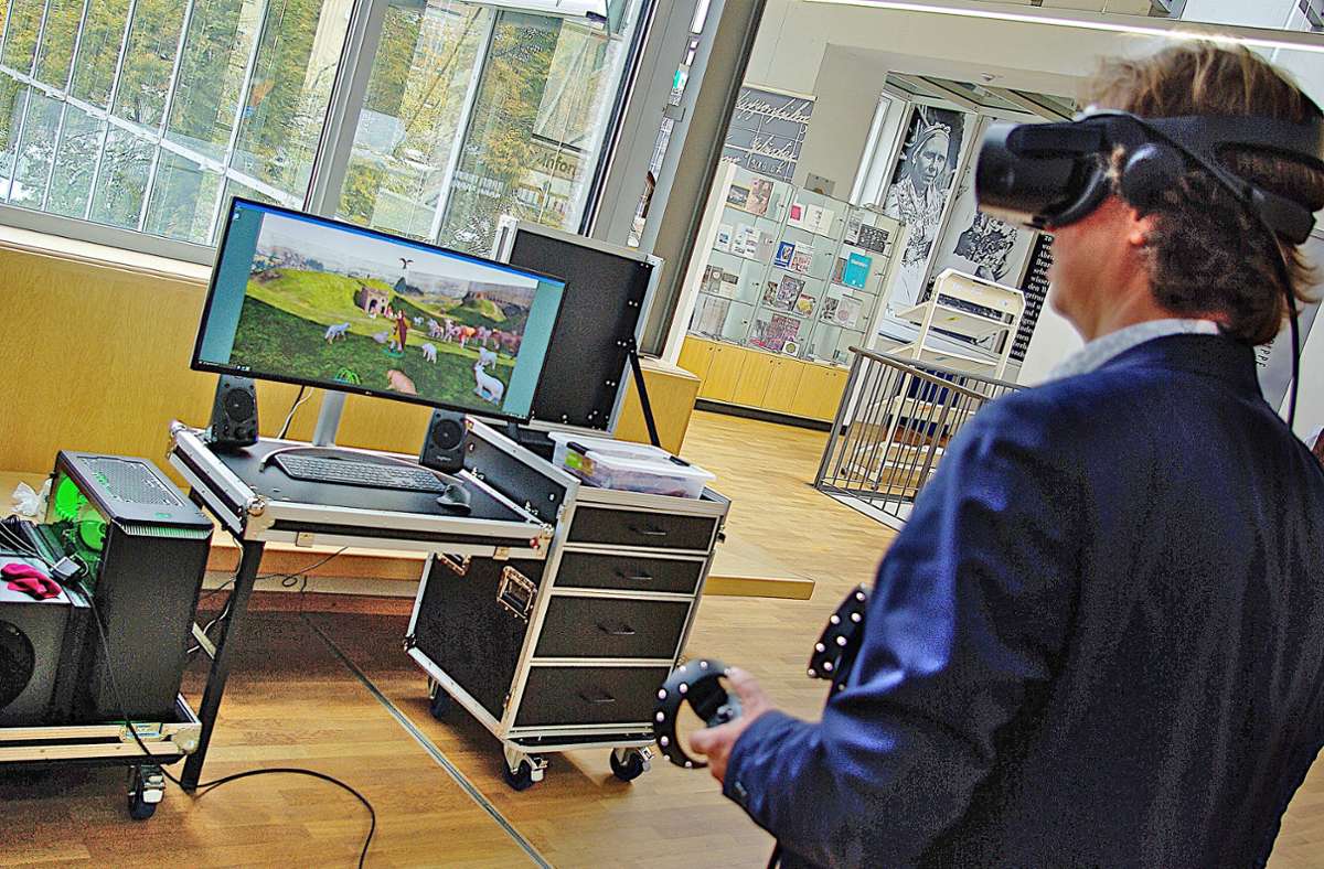 Mit VR-Brille am Kopf  und den Controllern in den Händen bewegt sich Juku-Geschäftsführer Stefan Frank durch die virtuelle Landschaftskrippe. Am Monitor können Besucher nachvollziehen, was er sieht. Foto: Gerd Pöhlmann