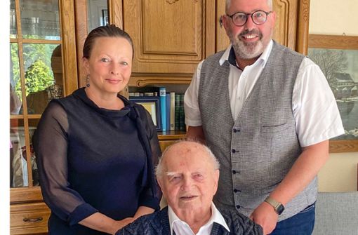 Glückwunsch zum 104: Unser Bild zeigt Christian Hager mit Bürgermeister Stefan Busch und der im Haus lebenden Enkeltochter Esther di Guardia. Foto:  
