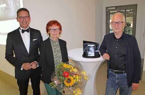 Bürgermeister Michael Abraham übergibt Antje Starost und Hans Helmut Grotjahn den neuen Hans-Vogt-Preis. Foto: Henkel