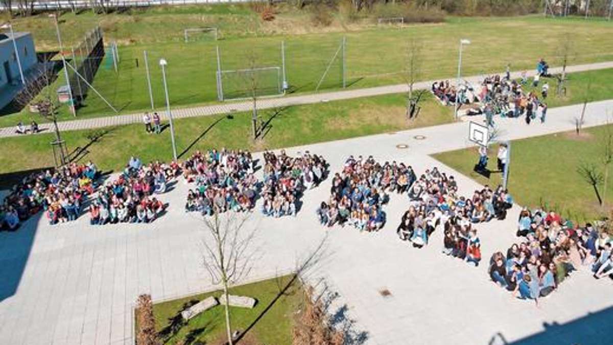 Naila: 200 Schüler zeigen Respekt