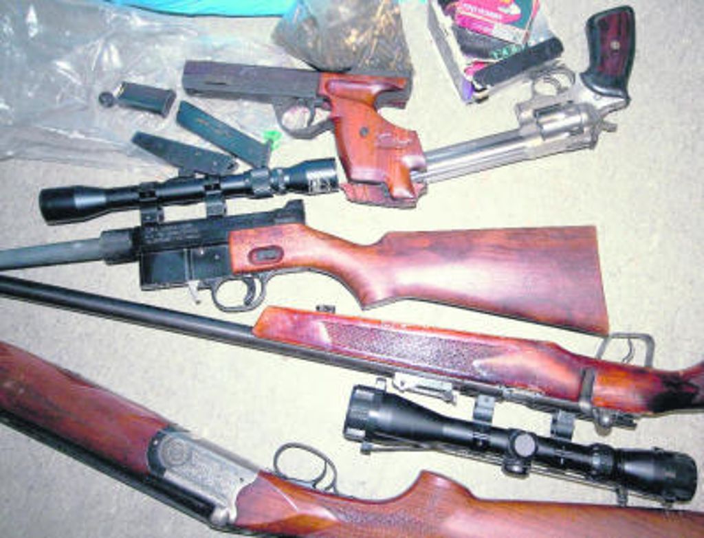 Zahlreiche Gewehre und Pistolen lagern im Tresorraum im Landratsamt.