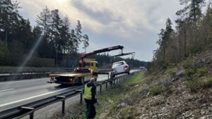 Auf A93 eingeschlafen: Auto fährt 250 Meter zwischen Leitplanke und Böschung