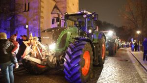 Weihnachtliche Traktoren fahren durch die Stadt 
