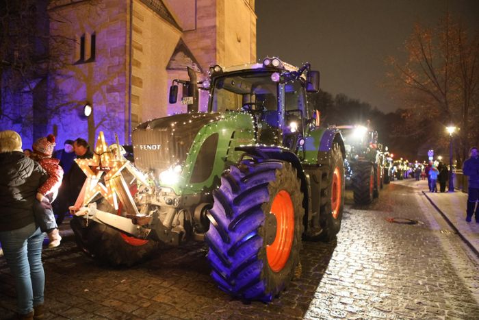 Kulmbach : Weihnachtliche Traktoren fahren durch die Stadt
