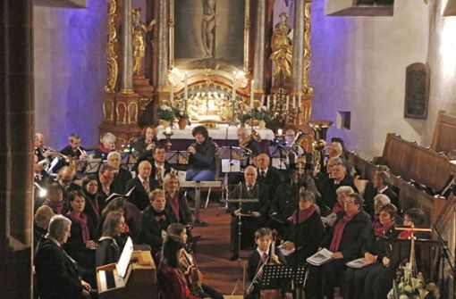 Instrumentalmusik und Gesang präsentierten  Musiker aus Grafengehaig und Umgebung zur Adventsfeier des FWV-Hauptvereins. Foto: Klaschka