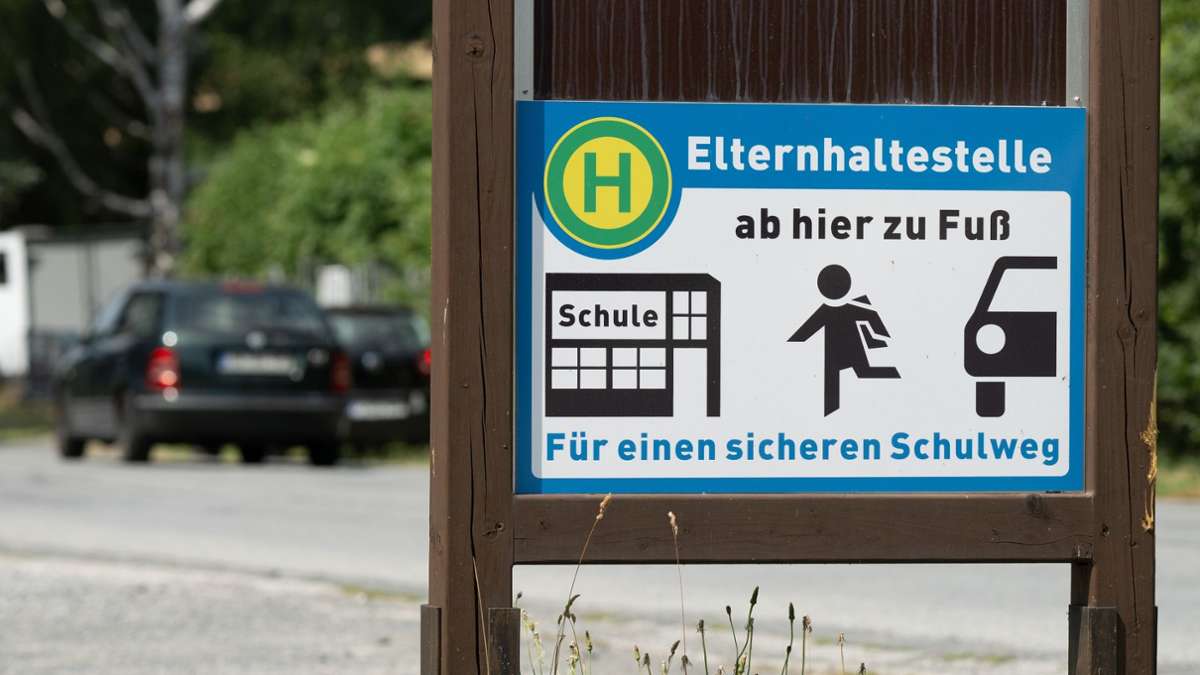 Schulweg: Elterntaxis: Städte setzen auf Kontrollen statt Verbote