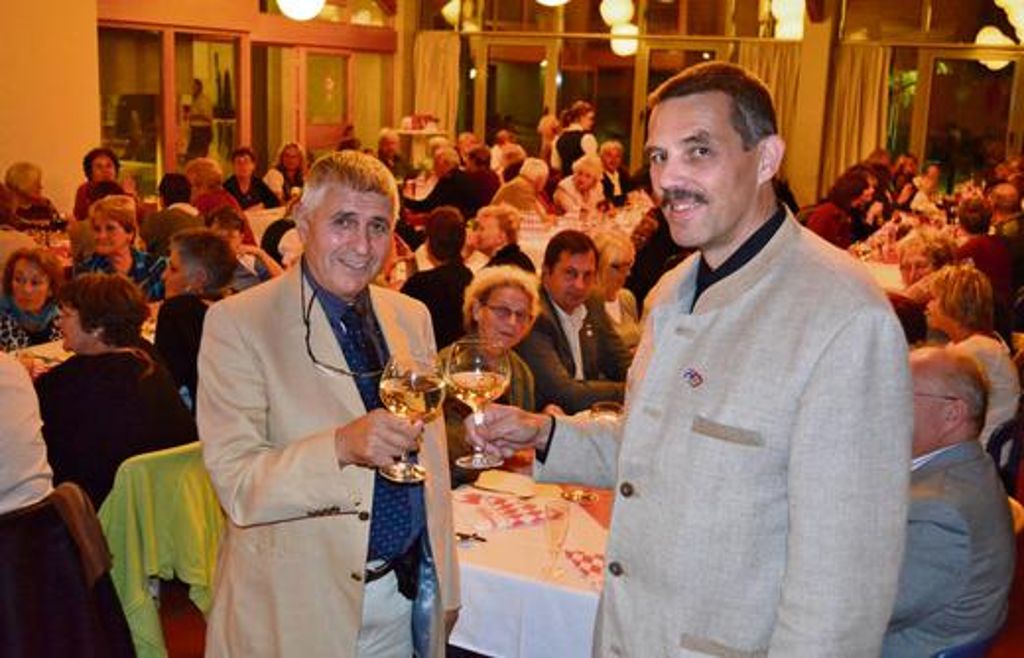 Jean Doucet (links) und Herbert Pachsteffl stoßen auf die deutsch-französische Freundschaft an. Das Freie Fränkische Bierorchester spielt nicht nur flotte, fränkische Rhythmen, sondern auch bretonische Weisen.