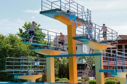 Neben dem Sprungturm mit Ein-, Drei- und Fünf-Meter-Plattform, warten ein 50-Meter-Schwimmbecken sowie ein Nichtschwimmer- und ein Plantschbecken auf die Gäste im Nailaer Freibad. Foto: flo