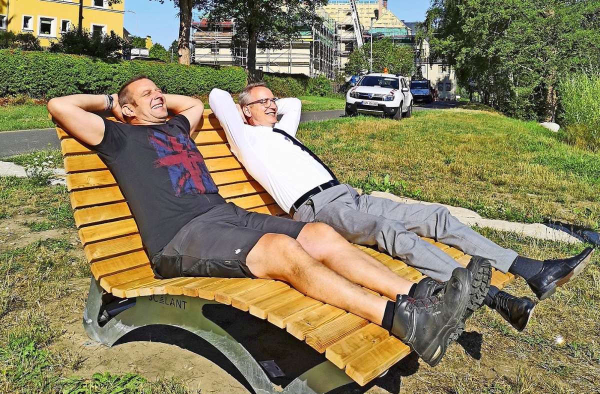 Oberbürgermeister Ulrich Pötzsch (rechts) und Thomas Frank, Leiter der Grünflächenabteilung am Bauhof, beim Probeliegen am Selbbach. Foto: /Stadt Selb