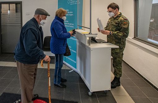 März 2021: Die Bundeswehr hilft im Hofer Impfzentrum und unterstützt  damals bei der  Organisation der Impftermine für die Menschen über 60 Jahren. Foto: /Uwe von Dorn
