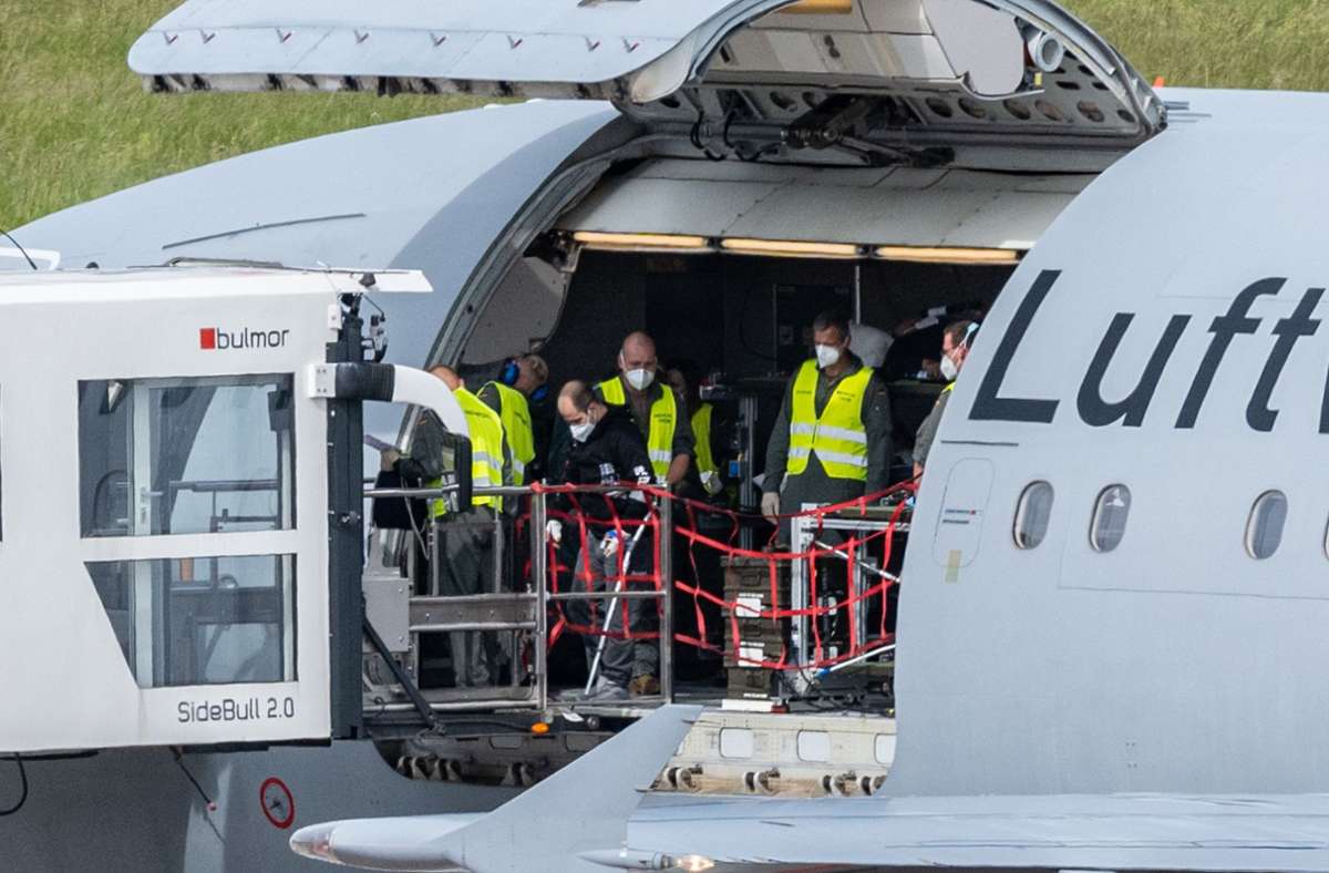 Mit einem Airbus kamen Verletzte aus der Ukraine nach Nürnberg Foto: dpa/Armin Weigel