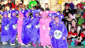 Kostümierte Kinder weihen die neue Jahnhalle ein
