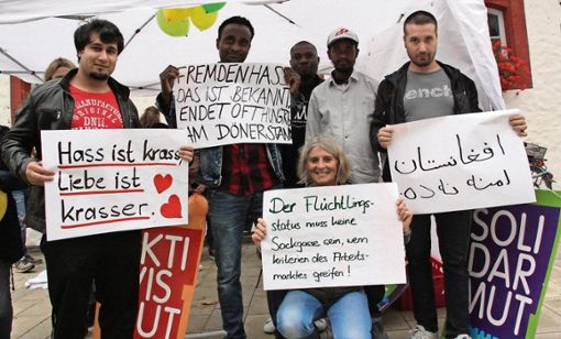 Flüchtlinge, die die deutsche Sprache sprechen, und Helfer zeigen, worum es geht: Dem Staat auf der Tasche liegen wollen sie alle nicht, sie wollen Menschlichkeit erfahren und die Chance bekommen, ihren Lebensunterhalt selbst zu verdienen. Foto: Peggy Biczysko