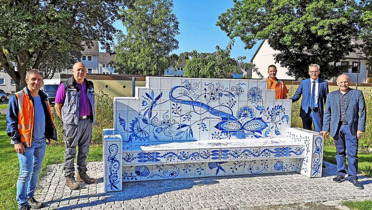 Schmucker Ort der Ruhe: Porzellanbank ziert Vorwerk-Park