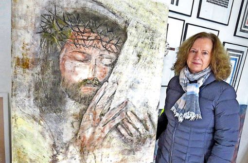 Dorothea Leist mit einem ihrer Hauptwerke sakraler Kunst, dem gekreuzigten Jesus mit der Dornenkrone. Foto: /Singer