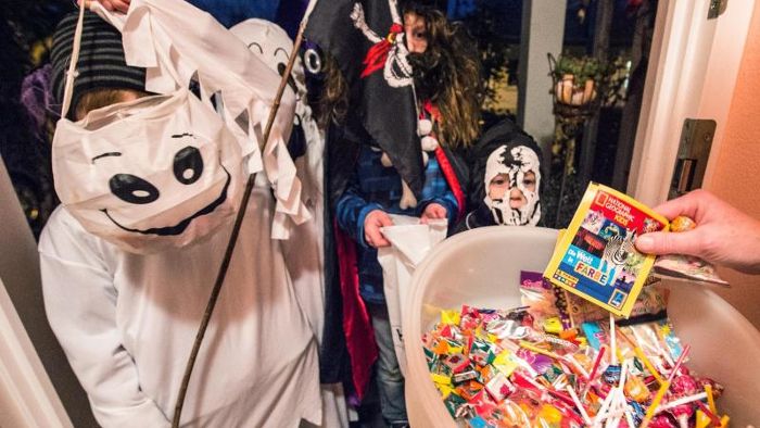 Halloween in Hof: Jugendliche nehmen Kindern Süßigkeiten weg