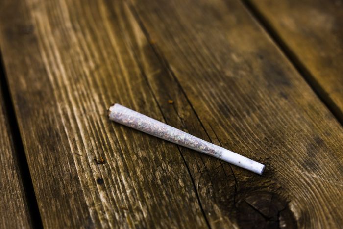 Ein von einem Cannabis-Patienten gerollter Joint liegt auf einem Tisch.
