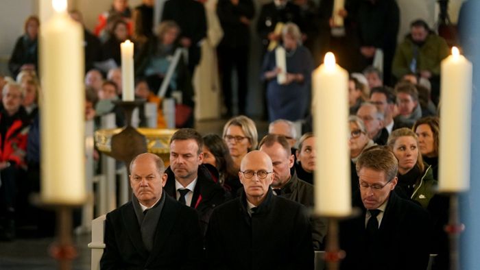 In der Vicelinkirche von Neumünster: Bewegender Trauergottesdienst für Opfer der tödlichen Zugattacke