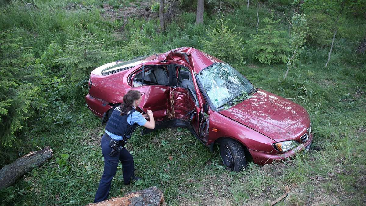 Aus der Region: Auto kracht gegen Baum - Beifahrer stirbt noch am Unfallort