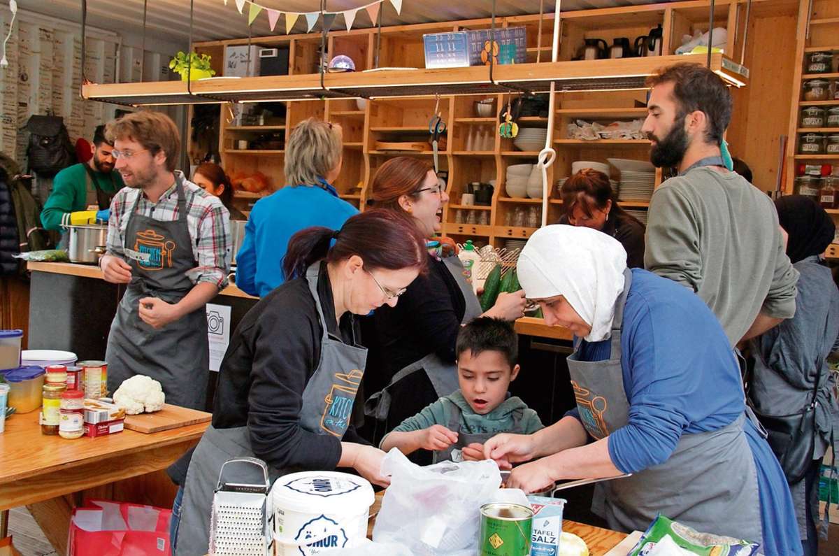 Beim Projekt "Kitchen on the Run" kochen und essen Menschen aus verschiedenen Kulturen gemeinsam in einem Küchen-Container, der im Wittelsbacher Park aufgestellt ist, Gerichte aus aller Welt. Weitere Fotos gibt es unter www.frankenpost.de .