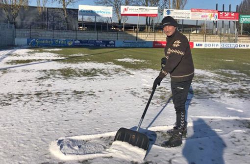 Hofs Teammanager Waldemar Bärwald an der Schneeschaufel, damit gespielt werden kann. Foto: /privat