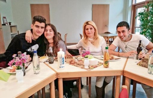 Hossein (von links), seine Schwester und seine Mutter sowie Peter, ein Freund der Familie, bei der Tauffeier. Foto: Privat