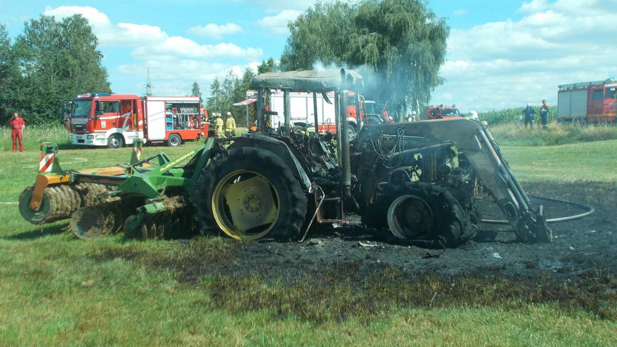 Marktredwitz: Marktredwitz: Traktor geht in Flammen auf