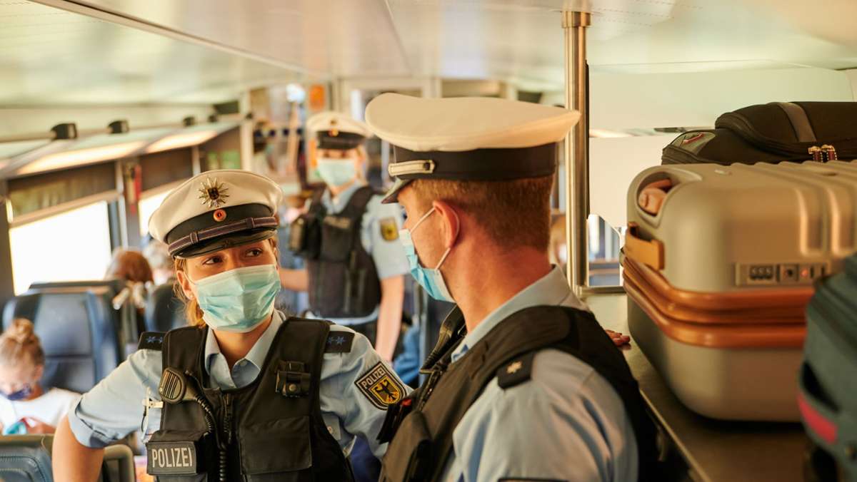 Polizei muss eingreifen: Maskenverweigerer fängt Streit im Zug an