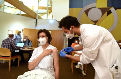 Arzt Simon Will verabreicht der  Krankenschwester Rita Roßmann eine Corona-Schutzimpfung. Der Großteil der Angestellten des Klinikums Bayreuth ist zur Booster-Impfung bereit. Foto: /Ralf Münch