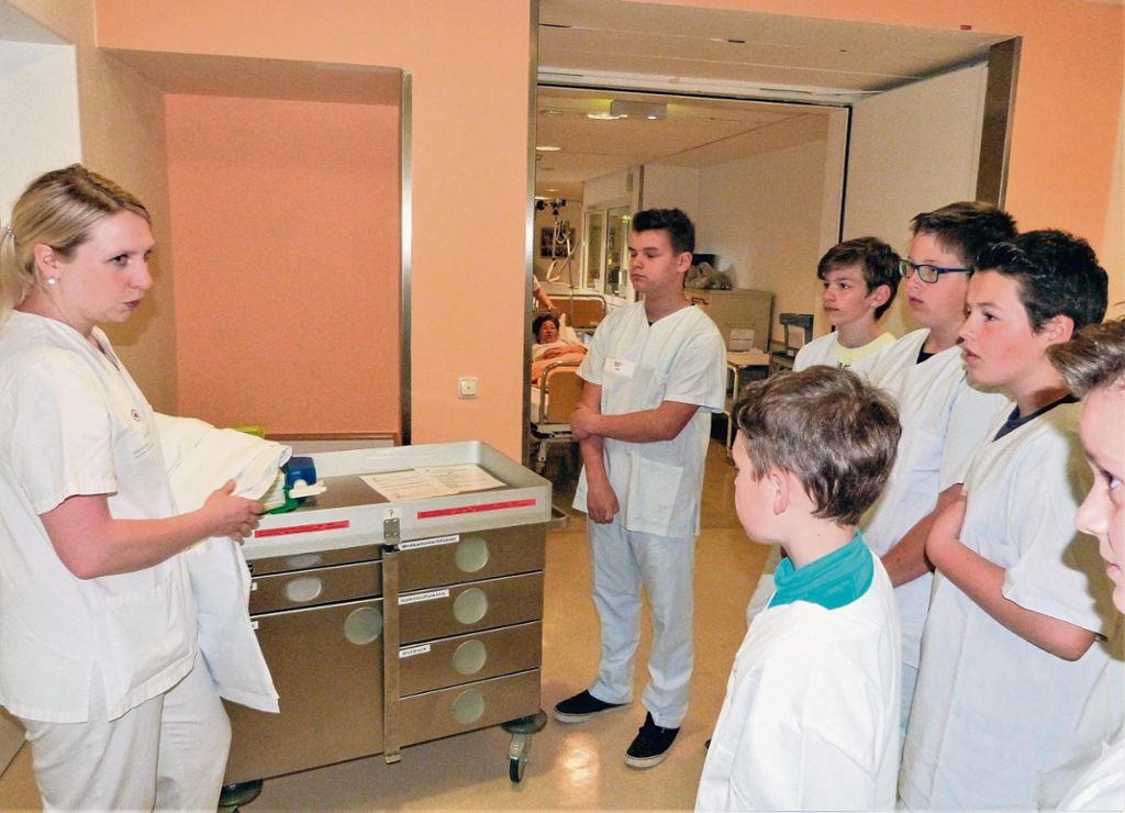 Krankenschwester Stefanie Frieser führte die Jungs durch das Klinikum und bot einen Einblick in ihre Arbeit. Foto: Werner Reißaus Quelle: Unbekannt