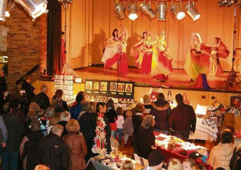 Ein wenig Exotik zur Eröffnung kann nicht schaden: Die Tänzerinnen der Gruppe "Bahariya" zogen die Blicke auf sich. 	Foto: Gerd Pöhlmann Quelle: Unbekannt